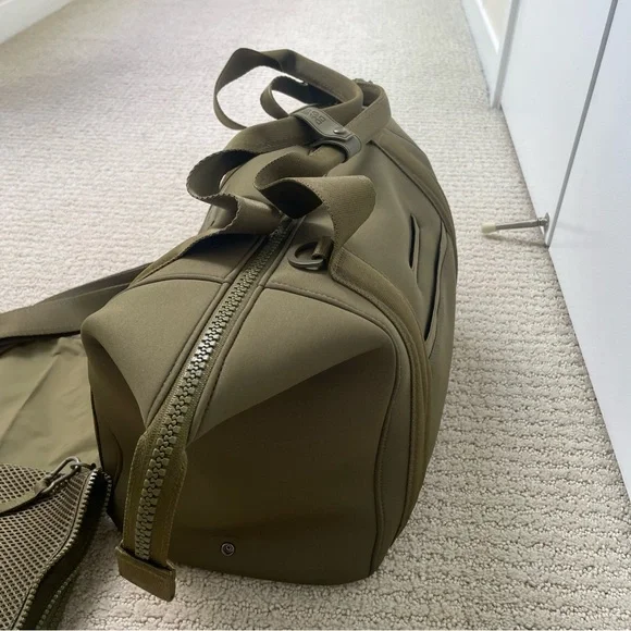 Danger Dover - Landon Neoprene Carryall Bag (Medium) Dark Moss Color - Picture 11 of 14